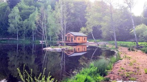 Saint-Martin-du-Puy Chalet De Esquí | Cabane pilotis sur étang, au lac de Chaumeçon
