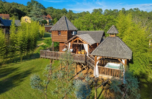 Carsac-Aillac Cabina | Cabane Tobago: Beautiful, luxurious tree house with private Jacuzzi.