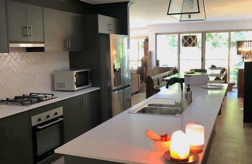 Kiama Casa | Cabbage Tree Art House. $50 food & drinks voucher for all 3 night winter stays.