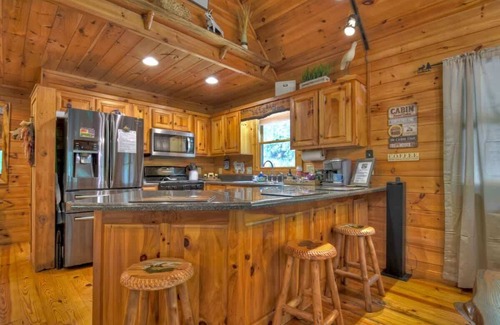 Morganton Cabina | CaBEARnet Creek - hot tub, pet friendly, fire pit