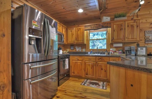 Morganton Cabina | CaBEARnet Creek - hot tub, pet friendly, fire pit
