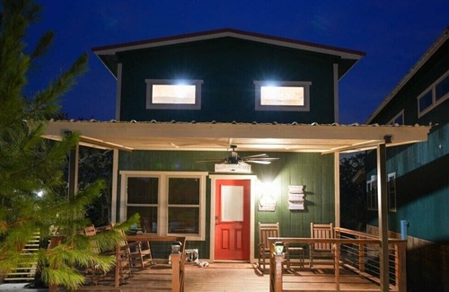 Bridgeport Cabina | New Modern Lux Cabin, Hot Tub, FirePit, Games