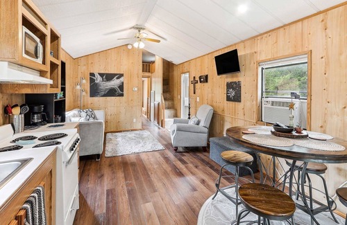 Neal Cabina | Cabin 10~ Cozy Toronto Lake Cabin ~ Walk To The Water 1 Bedroom Cabin by RedAwning