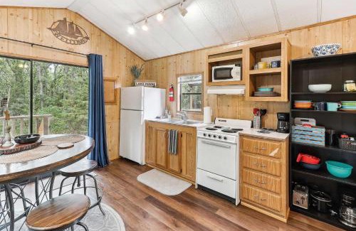 Neal Casa | Cabin 10- Cozy Toronto Lake Cabin - Walk to the Water cabin