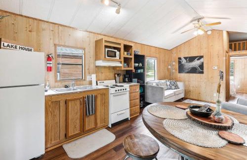 Neal Casa | Cabin 10- Cozy Toronto Lake Cabin - Walk to the Water cabin