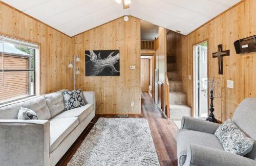 Neal Casa | Cabin 10- Cozy Toronto Lake Cabin - Walk to the Water cabin