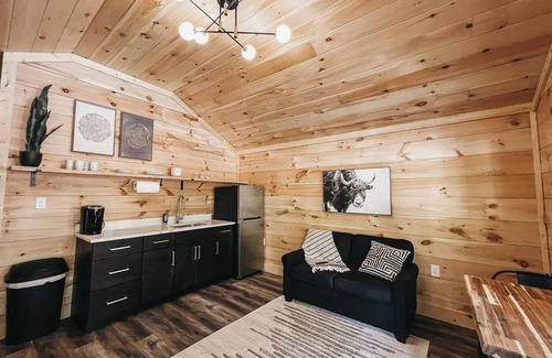 Hartwell Alquiler De RV | Cabin #10: One bedroom with kitchenette and a large gravel parking pad beside the cabin for easy boat or trailer storage.