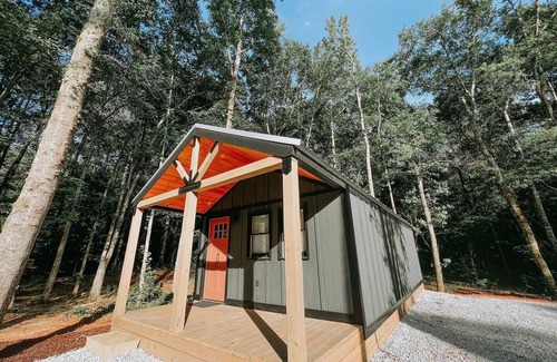 Hartwell Alquiler De RV | Cabin #10: One bedroom with kitchenette and a large gravel parking pad beside the cabin for easy boat or trailer storage.