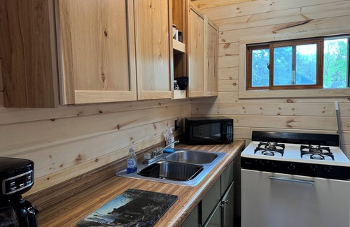 Gould City Cabina | Cabin 10-The Bear Den at Sunset Pines Resort