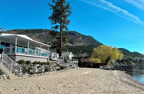 Central Okanagan Cabina | Cabin 11 at Peachland Beach Resort