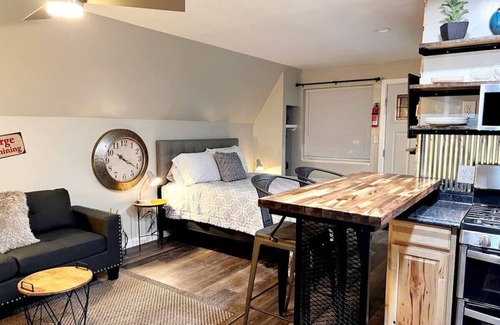 Glenwood Springs Cabina | Cabin 12 Remodeled Rustic Luxury Kitchen Fireplace