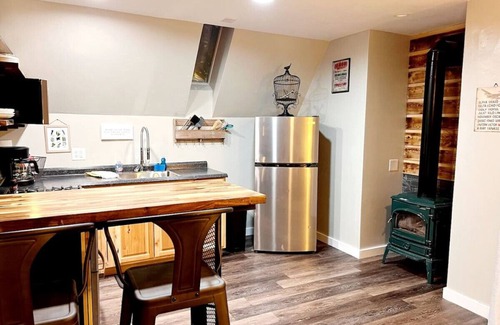 Glenwood Springs Cabina | Cabin 12 Remodeled Rustic Luxury Kitchen Fireplace