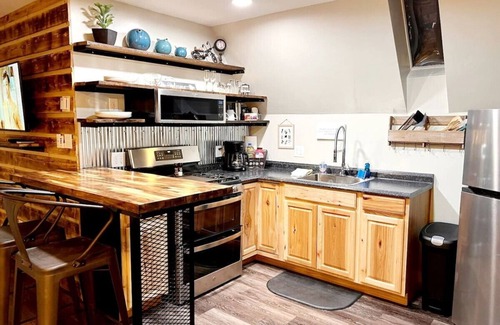 Glenwood Springs Cabina | Cabin 12 Remodeled Rustic Luxury Kitchen Fireplace