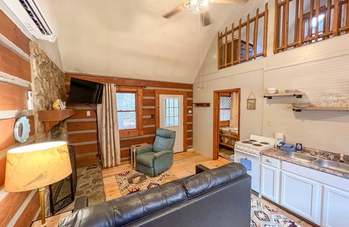 Cherokee Cabina | Cabin #2 - Riverfront w/ Gas Fireplace and more!