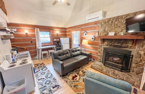 Cherokee Cabina | Cabin #2 - Riverfront w/ Gas Fireplace and more!