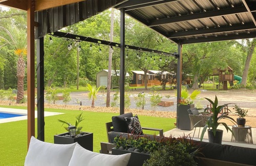 Pointblank Cabina | Cozy 1-bedroom cabin with AC, fitness room in welcoming Point Blank