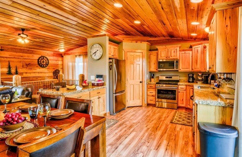 Island Park Cabina | Cabin 35min to West Yellowstone *Hot Tub, Wifi* Fishing-Kayaking-Hiking-ATVing