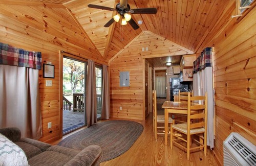 Centre Hall Cabina | Cabin 36 Sleeps 6 Guests