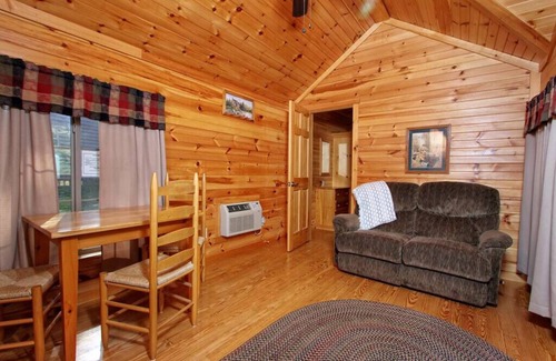 Centre Hall Cabina | Cabin 36 Sleeps 6 Guests