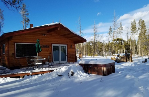 Tabernash Cabina | Cabina privada, jacuzzi, a 3 millas de Fraser, 2 habitaciones, W / D, garaje