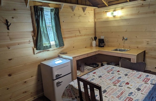 Bellvue Cabina | Cabin 4 at Sportsman’s Lodge, Rustic Cabin 4 at Sportsman's Lodge