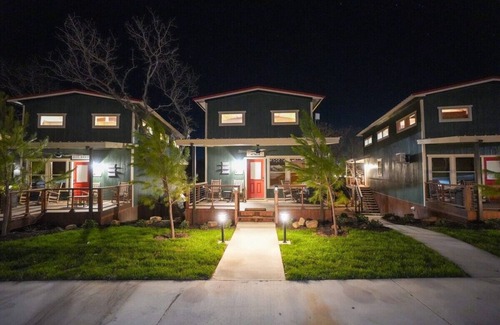 Bridgeport Cabina | Charming Modern Lux Cabin, Hot Tub, FirePit, Games