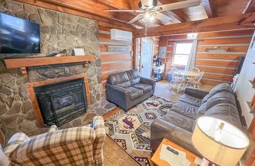 Cherokee Cabina | Cabin #5 - Riverfront w/ Hot-Tub & Gas Fireplace!