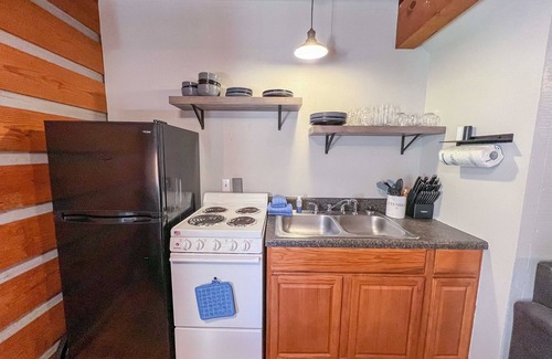 Cherokee Cabina | Cabin #5 - Riverfront w/ Hot-Tub & Gas Fireplace!