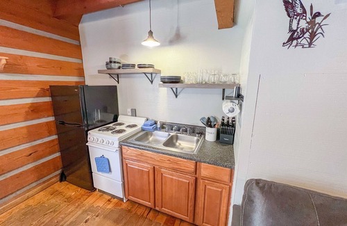 Cherokee Cabina | Cabin #5 - Riverfront w/ Hot-Tub & Gas Fireplace!