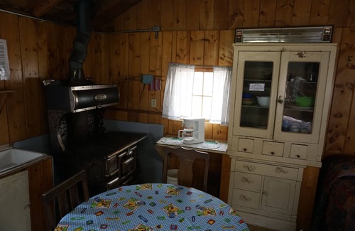 Bellvue Cabina | Cabin 6 at Sportsman’s Lodge, Rustic Cabin 6 at Sportsman's Lodge