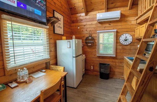 Columbia Cabina | Cabin 6 - Near Green River & Cumberland Lake | Pet Friendly