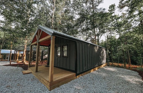 Hartwell Alquiler De RV | The tranquility of the woods surrounds Hartwell Cabins and RVs
