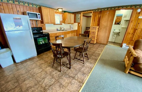 Hines Villa | Cabin 7 Family Friendly Resort
