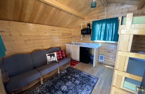 Rawlins Cabina | Cabin A Western Hills Campground
