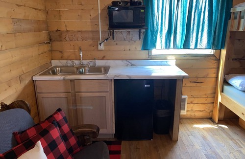 Rawlins Cabina | Cabin A Western Hills Campground