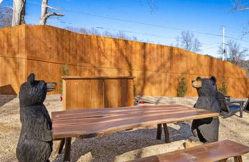 Rocky Grove Apartamento | Modern & Rustic Apt (3beds) Across From Natl Park!