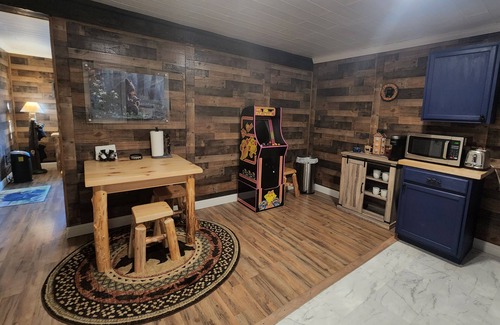 Rocky Grove Apartamento | Modern Rustic Apt Across From Natl Park! King Bed and Ms Pac-Man Arcade Game