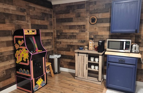 Rocky Grove Apartamento | Modern Rustic Apt Across From Natl Park! King Bed and Ms Pac-Man Arcade Game