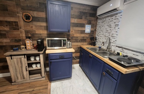 Rocky Grove Apartamento | Modern Rustic Apt Across From Natl Park! King Bed and Ms Pac-Man Arcade Game