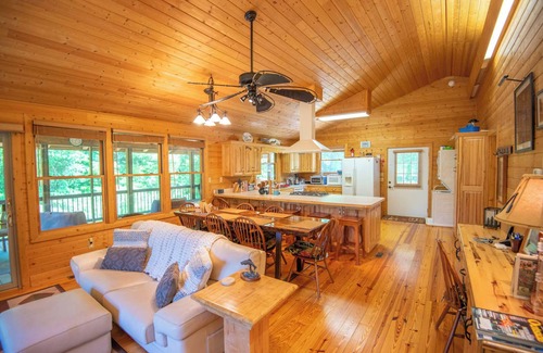 Laurel Springs Cabina | Cabin at Cranberry Mill - Private Creekfront Cabin in Laurel Springs