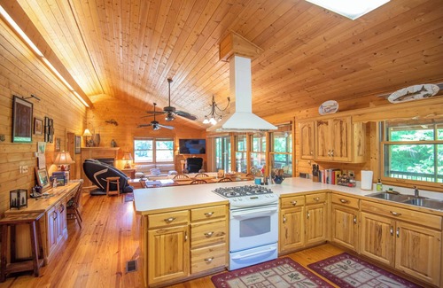 Laurel Springs Cabina | Cabin at Cranberry Mill - Private Creekfront Cabin in Laurel Springs