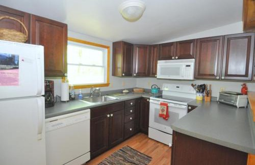 Berkeley Springs Chalet De Esquí | Cabin at Sleepy Creek - Creek Access, Wifi, Pet Friendly, Fire Pit, Charcoal Grill, Screen Porch, Wood Stove, Deck, Family Friendly