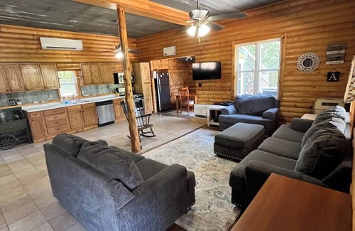 Pittsburg Cabina | Cabin at the Cove. A hidden cabin walking distance to a private cove.