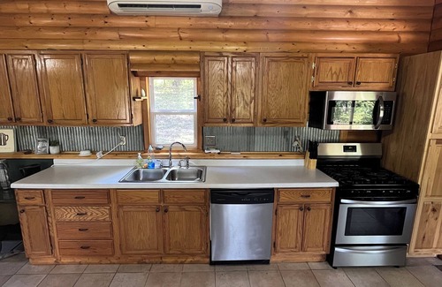 Pittsburg Cabina | Cabin at the Cove. A hidden cabin walking distance to a private cove.