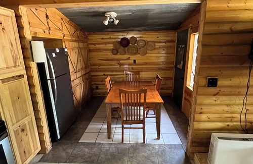 Pittsburg Cabina | Cabin at the Cove. A hidden cabin walking distance to a private cove.