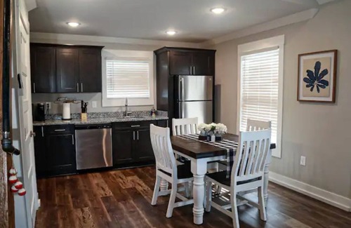 Muscle Shoals Cabina | Cabin B by the Pond - King Bed - Swimming Pool