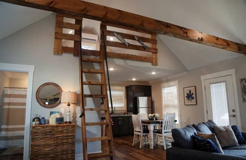 Muscle Shoals Cabina | Cabin B by the Pond - King Bed - Swimming Pool