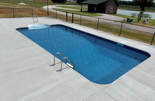 Muscle Shoals Cabina | Cabin B by the Pond - King Bed - Swimming Pool
