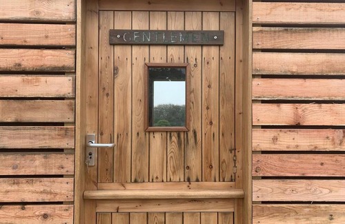 Haverfordwest Otro | Cabin Bach at Folkeston Farmyard