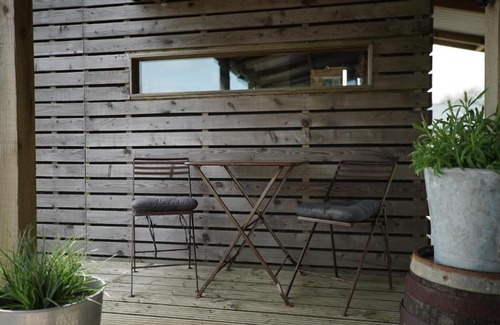 Haverfordwest Otro | Cabin Bach at Folkeston Farmyard